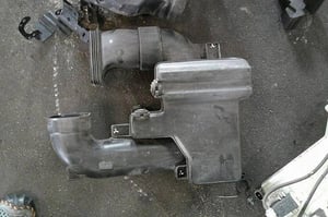 KIA CARENS III LIFT IV 1,7CRDI REZONATOR POWIETRZA 28220-A4200