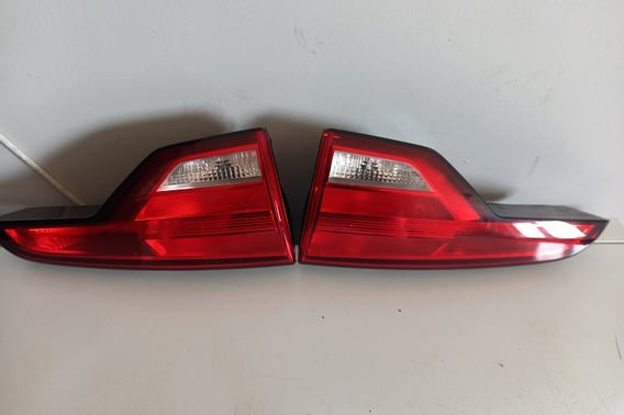 AUDI A4 B9 LAMPA W KLAPĘ PRAWA 8W9945076