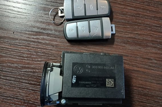 VW PASSAT B7 STACYJKA Z KLUCZYKAMI 3C0905843AE