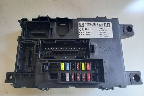 OPEL CORSA D SKRZYNKA BEZPIECZNIKÓW 13265077
