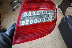 MERCEDES W204 KOMBI LAMPA TYŁ LED PRAWA A2048204064