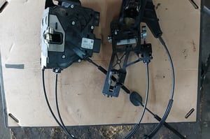 FORD B-MAX ZAMEK DRZWI PRAWY PRZÓD AV1A-R21819-CG