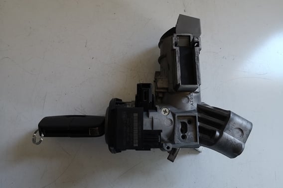 FORD FIESTA MK7 STACYJKA Z KLUCZYKIEM A6T-15607-AB