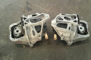 AUDI A4 B9 3,0TDI PODUSZKA SILNIKA L/P 4M0199371EP