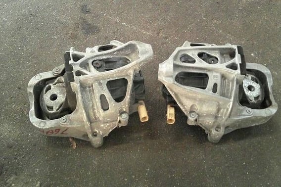 AUDI A4 B9 3,0TDI PODUSZKA SILNIKA L/P 4M0199371EP