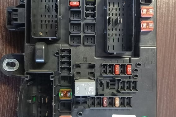 OPEL INSIGNIA A SKRZYNKA BEZPIECZNIKÓW 1327731803