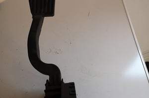 OPEL CORSA E PEDAŁ GAZU POTENCJOMETR 13305804