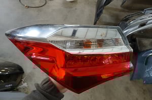 TOYOTA COROLLA E16 SEDAN LAMPA TYLNA LEWA 81560-02A80