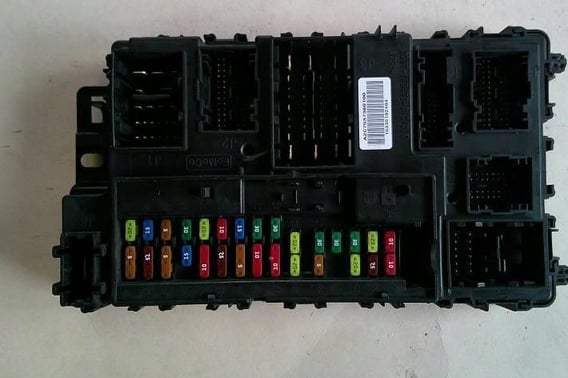 FORD MONDEO MK5 SKRZYNKA BEZPIECZNIKÓW GU5T-15604-BFB