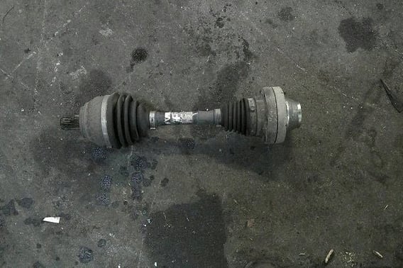 VW AMAROK 2H 2,0BITURBO PÓŁOŚ PRZEDNIA PRAWA 2H0407