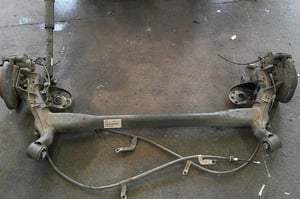 KIA STONIC I OŚ BELKA TYLNA KOMPLETNA H8W116221