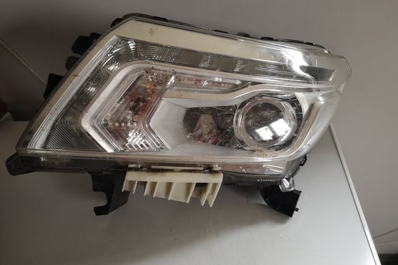 NISSAN NAVARA D23 LAMPA LEWA XENON W0898