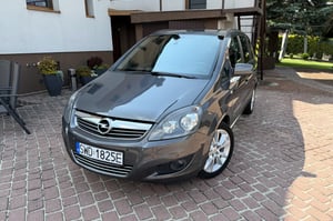 Opel Zafira Minivan 2011