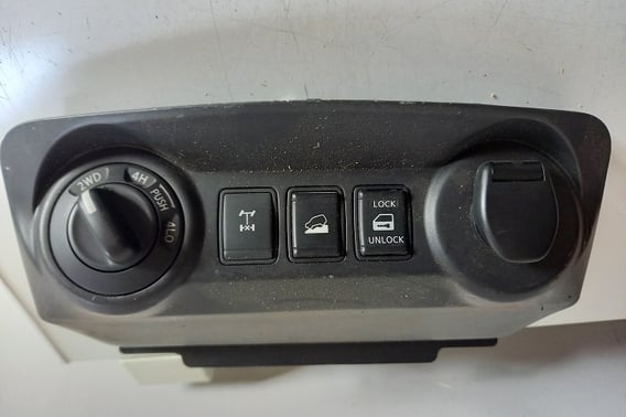 NISSAN NAVARA NP300 D23 PANEL STEROWNIA NAPĘDEM 4X4 6842464KJ0A