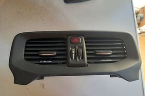 VOLVO V40 II ŚRODKOWE KRATKI NAWIEWU 313702