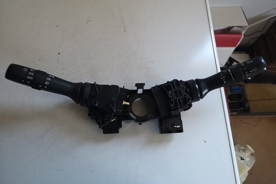TOYOTA AVENSIS T27 MANETKI 173832
