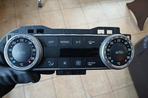 MERCEDES W204 PANEL NAWIEWU I KLIMATYZACJI 2048300590