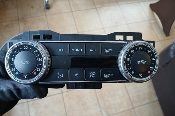 MERCEDES W204 PANEL NAWIEWU I KLIMATYZACJI 2048300590