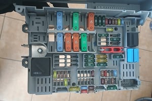 BMW 3 E90 SKRZYNKA BEZPIECZNIKÓW 6906613-03