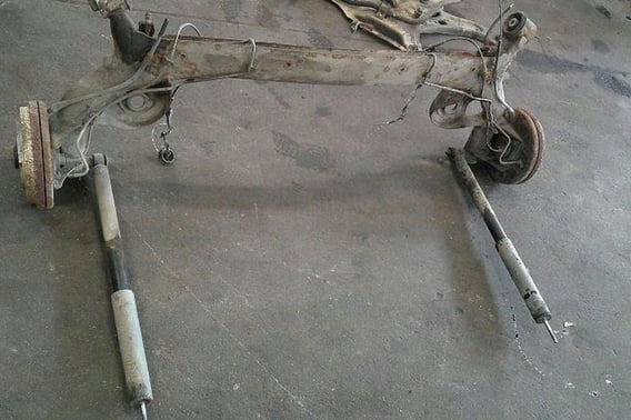 SUZUKI SX4 TYLNA OŚ BELKA