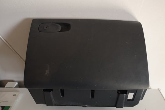 VOLVO V40 II LIFT SCHOWEK PASAŻERA 8632803