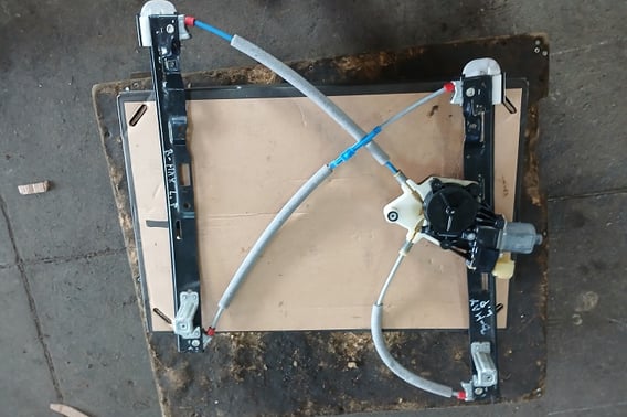 FORD B-MAX PODNOŚNIK SZYBY PRAWY PRZÓD AV11R23200
