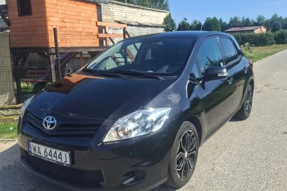 Toyota Auris Hatchback 2011