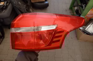 FORD FOCUS MK3 LIFT KOMBI LAMPA TYŁ PRAWA F1EB13404D EU USZKODZONA