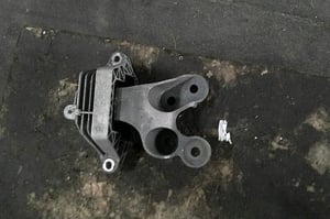 OPEL INSIGNIA B 1,5CDTI ŁAPA PODUSZKA SKRZYNI BIEGÓW 39238560