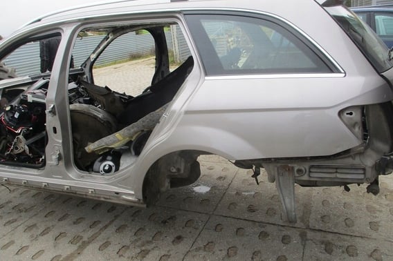 MERCEDES W204 KOMBI BŁOTNIK TYŁ PRAWY/LEWY PRZÓD C723 C197
