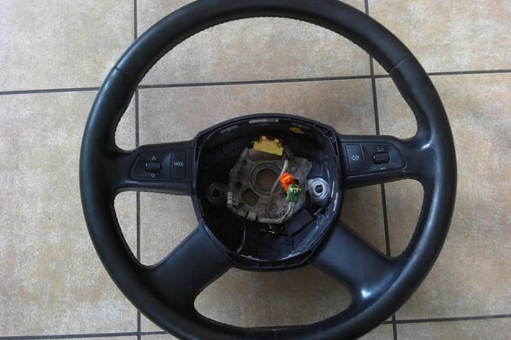 AUDI A6 C6 KIEROWNICA MULTIFUNKCYJNA 61678340C00
