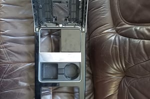 RANGE ROVER VELAR RAMKA TUNELU ŚRODKOWEGO J8A2-044E05-A