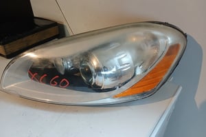 VOLVO XC60 I LIFT LAMPA PRZEDNIA LEWA XENON USZKODZONA 30763135