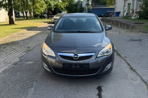 Opel Astra Hatchback 2012