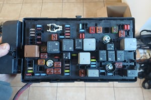 OPEL INSIGNIA A SKRZYNKA BEZPIECZNIKÓW 13275881