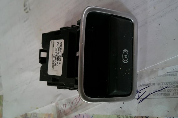 MERCEDES W222 PRZYCISK HAMULCA RĘCZNEGO A2229050106