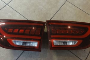 KIA SORENTO III LIFT LAMPA TYŁ W KLAPĘ P/L