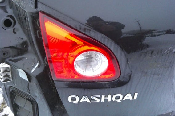 NISSAN QASHQAI J10 LAMPA W KLAPĘ PRAWA LEWA