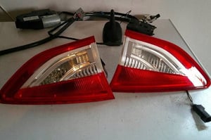 FORD KUGA MK2 LAMPA Z TYLNEJ KLAPY BAGAŻNIKA LED CV4413A602BF/603BF
