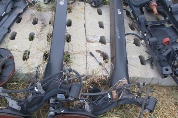 NISSAN QASHQAI J11 OŚ BELKA TYLNA