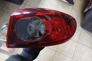 MAZDA 3 III SEDAN LAMPA TYLNA KAROSERYJNA PRAWA B45A-51150 EU