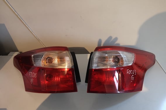 FORD FOCUS MK3 KOMBI LAMPA TYŁ PRAWA  EUROPA