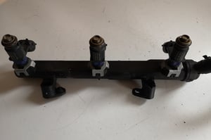 VW UP LISTWA WTRYSKOWA Z WTRYSKIWACZAMI 04C133313