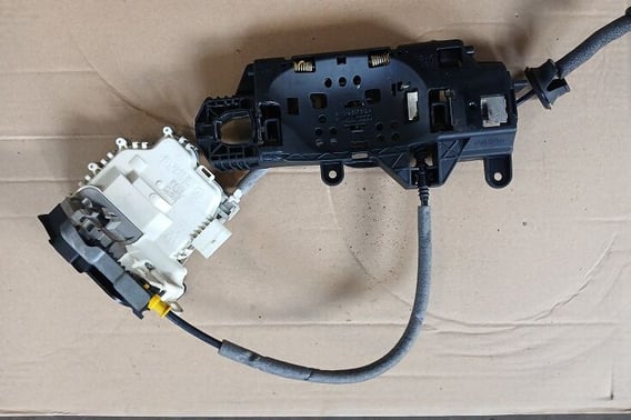 AUDI A4 B9 ZAMEK DRZWI PRAWY TYŁ 8X0839016E