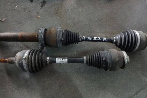 VW T5 2,5 TDI PÓŁOŚ PRAWA LEWA 7H040721AF