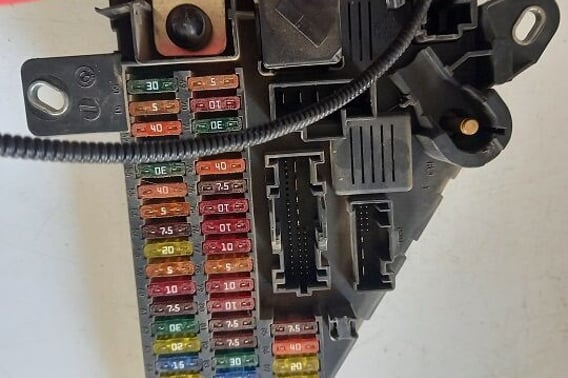 BMW E60 LIFT SKRZYNKA BEZPIECZNIKÓW 9138830-01