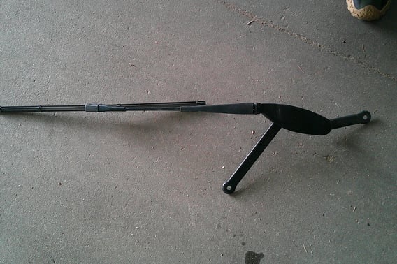 MERCEDES W205 RAMIĘ WYCIERACZKI PRAWE A2058240119