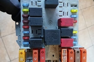 ALFA ROMEO 159 SKRZYNKA BEZPIECZNIKÓW 60689045