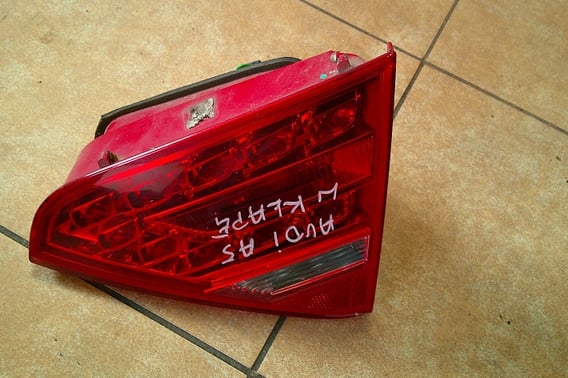 AUDI A5 LAMPA W KLAPĘ TYŁ PRAWA 8T0945094A