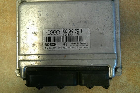 AUDI A4 B5 1,8T STEROWNIK SILNIKA 4B0907557B